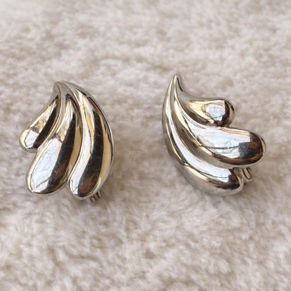 Monet Silver Tone Sculptural Clip On Earrings Vintage Modernist Swirl - Picture 4 of 5